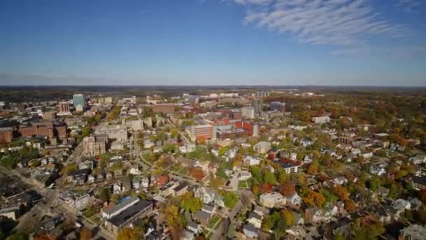 アーバー ミシガン航空V40都市の景色を望むバーンズパークエリアに向かって飛ぶ 10月2017 — ストック動画