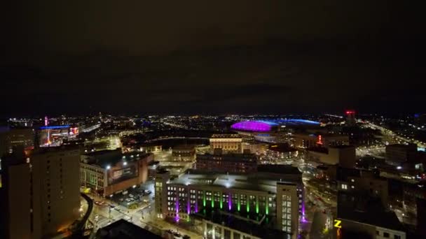 Detroit Michigan Aerial V150 Downtown Stadium Detalj Flyga Förbi Natten — Stockvideo