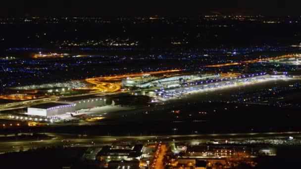 Detroit Michigan Aerial V166 Slight Ascending Nighttime View Delta Terminal — Stock Video