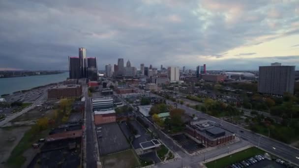 Detroit Michigan Aerial V133 Low Vantage Fly Heading Southwest Downtown — Stock Video