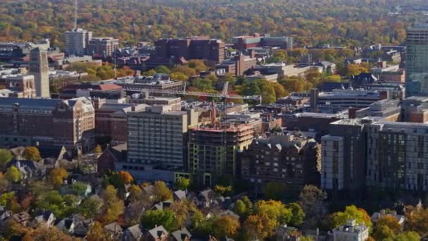 Ann Arbor Michigan Aerial V44 Slow Pybirdseye Глядя Горизонт Кампуса — стоковое видео