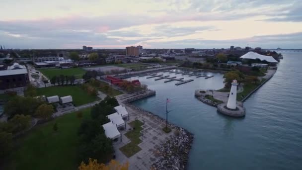 Detroit Michigan Aerial V137 Low Vantage Panoramic Cityscape Milliken Park — Stock Video
