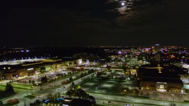 デトロイトミシガン航空V181交通量と絵のように美しい夜の月と雲の空を持つ小さな街の上のパン 10月2017 — ストック動画