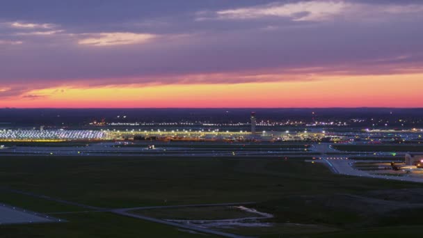 Detroit Michigan Aerial V170 Panning Vista Pôr Sol Terminal Aeroporto — Vídeo de Stock