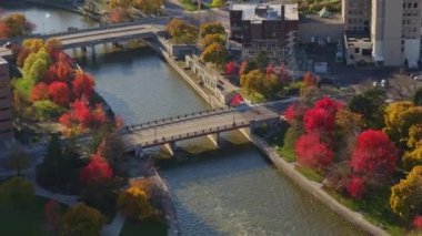 Flint Michigan Havacılık v3 Panning kuş bakışı. Üniversite binalarının yakınında şehir manzarası açmak için dönüyor. Ekim 2017