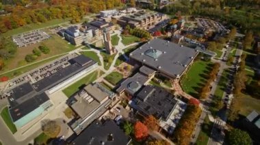 Ann Arbor Michigan Havacılık v34 Picturesque kuş bakışı Belltower ile Kuzey Kampüsü 'ne bakıyor - Ekim 2017