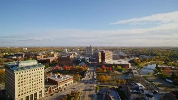 Flint Michigan Aerial Lecący Centrum Nad Rzeką Tyłu Październik 2017 — Wideo stockowe