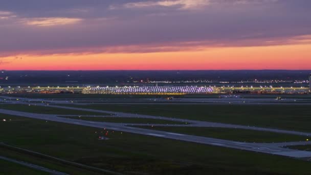 Detroit Michigan Aerial V169 Lassú Napnyugta Kilátás Repülőtér Terminál Fényes — Stock videók