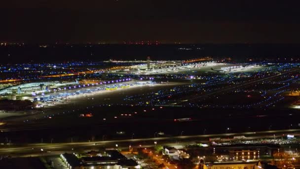 Detroit Michigan Aerial V164 Delta Terminál Kifutópálya Lassú Éjszakai Részletei — Stock videók