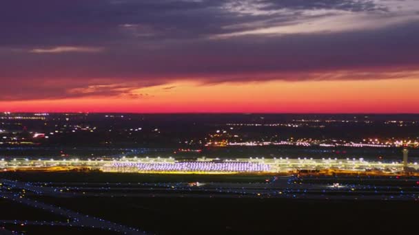 Detroit Michigan Aerial V173 Panning Tramonto Tramonto Paesaggio Urbano Aeroporto — Video Stock