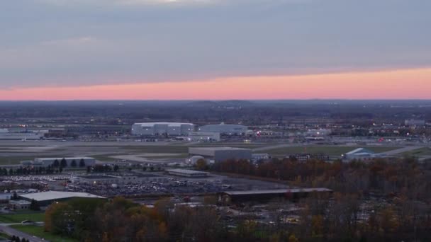 Detroit Michigan Aerial V168 Slow Panning Airport Cityscape Pink Sky — 비디오