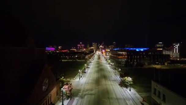 Detroit Michigan Aerial V156 Niedriger Nachtflug Über Das Detail Der — Stockvideo