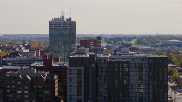 Ann Arbor Michigan Aerial V42 Long Low Vantage Traverse Downtown — Stock Video