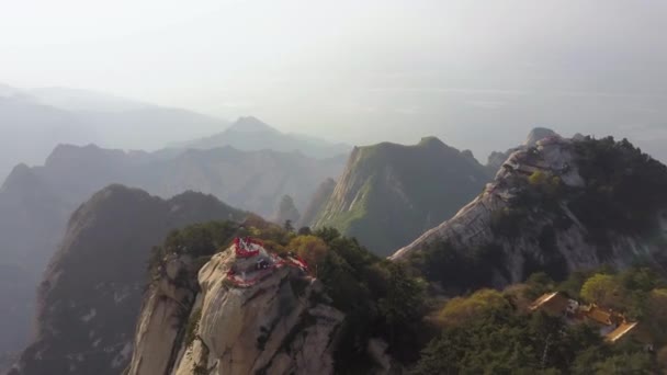 Huashan Dağı Çin Havayolları V23 Dağcılık Yolunun Yanı Sıra Uçmak — Stok video