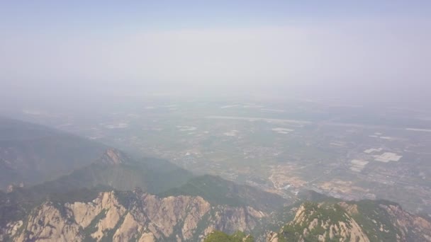 Huashan China Aerial V14 Пролетает Высоко Над Горными Персиками Май — стоковое видео