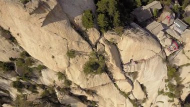 Huashan Dağı Çin Hava aracı v21 Changkong Plank Yolu üzerinde uçurum kenarında uçuyor - Mayıs 2017