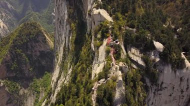 Huashan Dağı Çin Havacılık V8 Dağcılık yolu ve tepeleri üzerinden uçuyor - Mayıs 2017