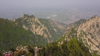 Huashan Dağı Çin Hava Aracı V7 Dağcılık yolu ve tepeleri üzerinden uçuyor - Mayıs 2017