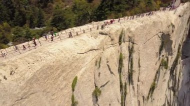 Huashan Dağı Çin Hava Aracı V12 Dağcılık yolu ve tepenin üzerinden uçuyor - Mayıs 2017
