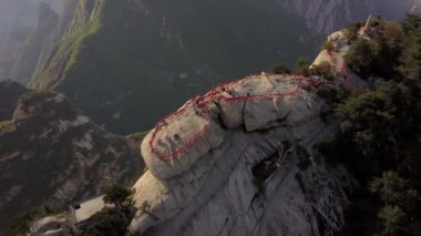 Huashan Dağı Çin Hava aracı v25 Dağcılık yolunun ve zirvesinin yanı sıra uçuyor - Mayıs 2017