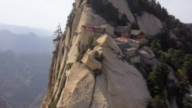 Huashan Dağı Çin Hava aracı v20 Changkong Plank Yolu 'nun yanında uçurum kenarında uçuyor - Mayıs 2017
