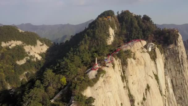 Huashan China Aerial V24 Flying Bees Mountain Climbing Track Peak — стоковое видео
