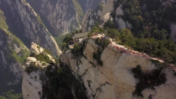 Huashan China Aerial V10 Полет Вдоль Альпинистских Троп Хребтов Май — стоковое видео