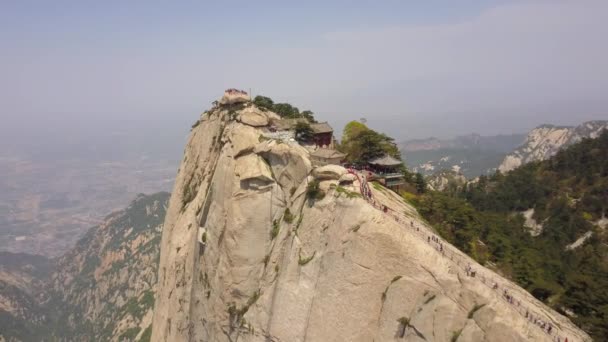 Huashan China Aerial V16 Fliegen Entlang Bergsteigerpfad Und Gipfel Mai — Stockvideo