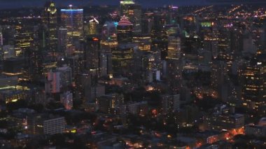Montreal Quebec Hava V27 alacakaranlıkta alçaktan uçuyor - Temmuz 2017
