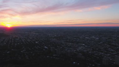 Montreal Quebec Hava V15 Gün batımı manzaralı şehir merkezinde uçuyor - Temmuz 2017