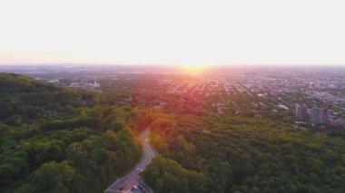 Montreal Quebec Hava V8 Kraliyet Parkı 'nın üzerinde uçuyor gün batımında - Temmuz 2017