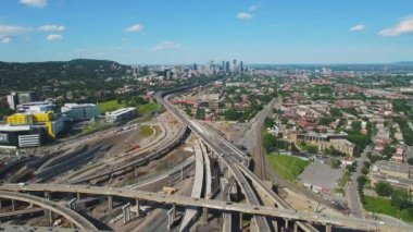 Montreal Quebec Havacılık V2 şehir manzarası ile büyük otoyol kavşağında uçuyor - Temmuz 2017
