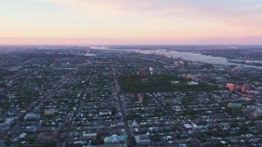 Montreal Quebec Hava Aracı V13 şehir merkezinde uçuyor gün batımında şehir manzarası ile birlikte - Temmuz 2017