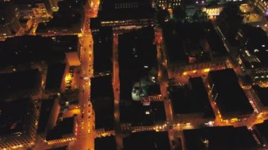 Montreal Quebec Havacılık V39 Birdeye Manzarası gece yarısı liman bölgesinde uçuyor - Temmuz 2017