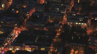 Montreal Quebec Havacılık v30 Birdeye Manzarası şehir merkezinde alçaktan uçuyor.