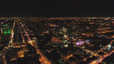 Montreal Quebec Hava Aracı V37 liman bölgesi üzerinde uçuyor ve gece şehir manzarası ile çalışıyor - Temmuz 2017