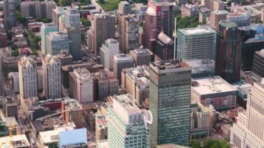 Montreal Quebec Havacılık v58 Birdeye Manzarası şehir merkezindeki binalar üzerinde alçaktan uçuyor - Temmuz 2017