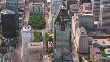 Montreal Quebec Hava V57 Birdeye manzarası şehir merkezindeki binalar üzerinde alçaktan uçuyor - Temmuz 2017