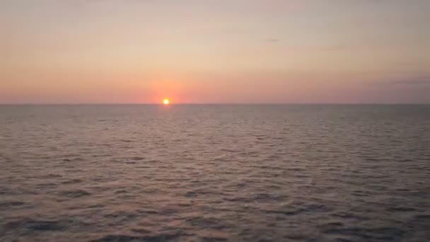 Kostaryka Aerial Lecący Nisko Nad Oceanem Kierunku Zachodzącego Słońca Luty — Wideo stockowe