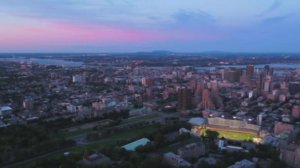 Montreal Quebec Aerial V16 Flying Mount Royal Park Panning Soumraku — Stock video