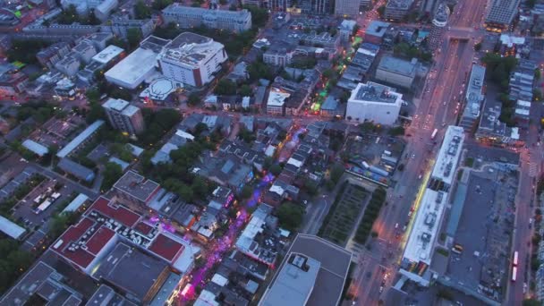 モントリオールケベック航空V18バードズアイビューは夕暮れ時にダウンタウンの夏のストリートフェスティバルの周りを飛んで 7月2017 — ストック動画