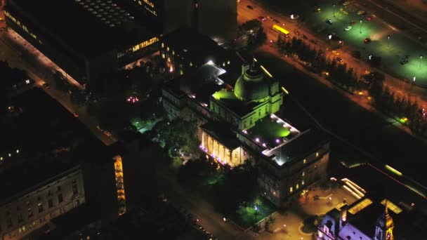 蒙特利尔魁北克航空V44 Birdseye于2017年7月夜间在政府大楼周围低空飞行 — 图库视频影像