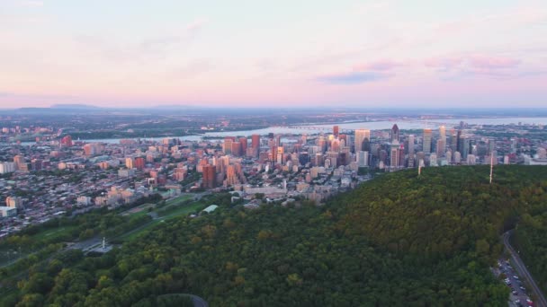 Montreal Quebec Aerial V90 Voando Sobre Parque Mount Royal Pôr — Vídeo de Stock