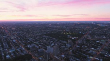 Montreal Quebec Hava Aracı V19 Alacakaranlık manzaralı şehir merkezinde uçuyor - Temmuz 2017