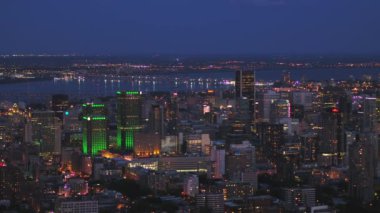 Montreal Quebec Hava V26 alacakaranlıkta alçaktan uçuyor şehir manzaralı pano - Temmuz 2017