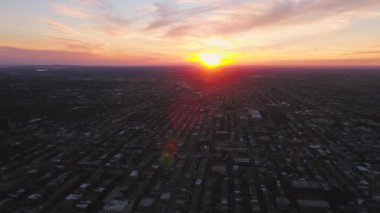 Montreal Quebec Hava V94 Gün batımı manzaralı şehir merkezinde uçuyor - Temmuz 2017