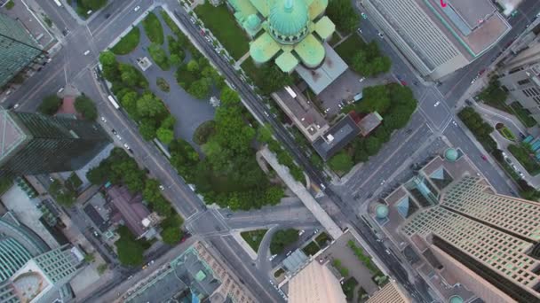 モントリオールケベック航空V72垂直方向に見下ろすダウンタウンの建物の上を低飛行 7月2017 — ストック動画