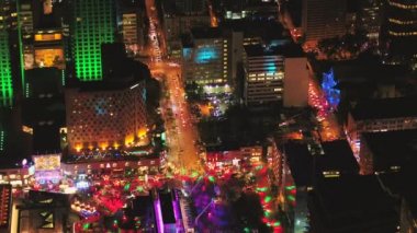 Montreal Quebec Havacılık v111 Birdeye görünümü yaz festivalinin etrafında gece alçaktan uçuyor - Temmuz 2017