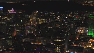 Montreal Quebec Hava V117 Gece şehir merkezinde alçaktan uçuyor Şehir manzarasını düşürüyor - Temmuz 2017