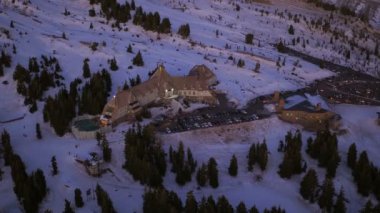 Timberline Lodge üzerinde uçan Hood Dağı V33 alacakaranlıkta iniyor - Aralık 2015